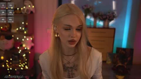 Snapshot of manifreyja chatting on April 27, 2026, 8:40 pm Amelie online show from April 27, 2026, 8:40 pm