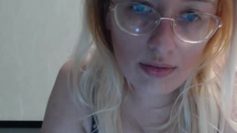 Snapshot of margo_shine chatting on December 1, 2025, 5:40 pm margo_shine online show from December 1, 2025, 5:40 pm