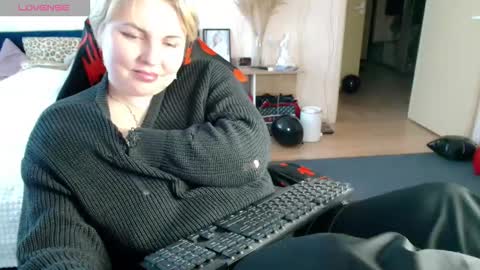 Snapshot of mari_77777 chatting on February 16, 2026, 7:04 am Mari online show from February 16, 2026, 7:04 am