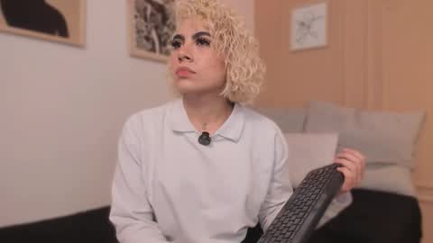 Snapshot of marian_pinzon chatting on February 17, 2026, 7:09 pm Marian online show from February 17, 2026, 7:09 pm