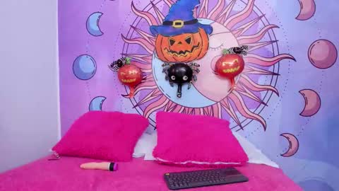 mariana_16_ online show from October 28, 2025, 8:00 pm