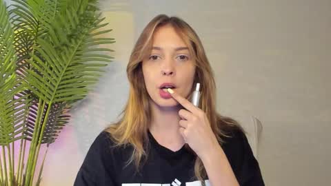 Snapshot of maribett chatting on October 22, 2025, 11:32 am Masha online show from October 22, 2025, 11:32 am