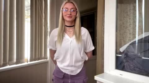 Snapshot of mariellesockwell chatting on February 26, 2026, 11:09 am Hey Im Ash I think together we can hit first 10 thumbs up online show from February 26, 2026, 11:09 am