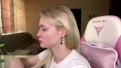 Snapshot of mariellesockwell chatting on March 7, 2026, 9:06 am Hey Im Ash I think together we can hit first 10 thumbs up online show from March 7, 2026, 9:06 am