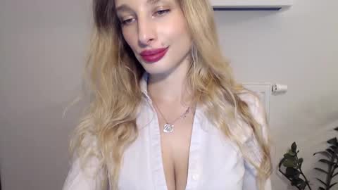 Snapshot of marilyndevilish chatting on January 22, 2025, 6:41 pm MarilynDevilish online show from January 22, 2025, 6:41 pm