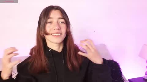 Snapshot of marinette_lux chatting on February 3, 2026, 12:32 pm marinette online show from February 3, 2026, 12:32 pm