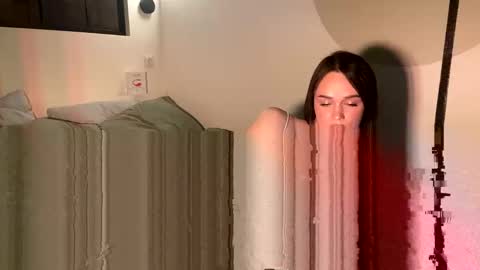 Mary online show from November 26, 2025, 7:37 pm