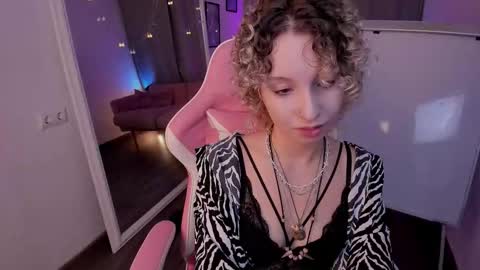 Snapshot of marywohlberg chatting on December 2, 2025, 5:24 am Mary online show from December 2, 2025, 5:24 am