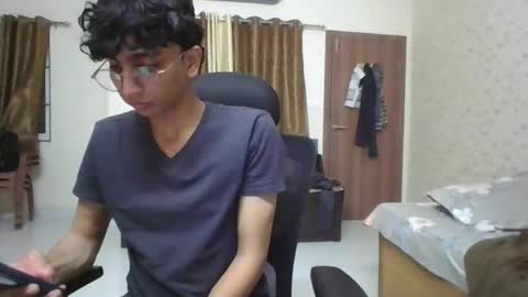 Snapshot of maskboyz2004 chatting on December 18, 2025, 6:03 pm Mask Boy online show from December 18, 2025, 6:03 pm