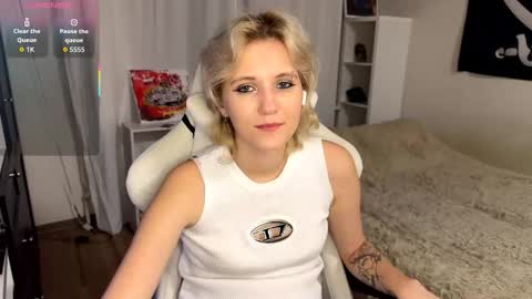 Mia online show from September 11, 2025, 5:46 pm