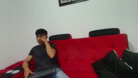 Snapshot of max_latin_ chatting on January 10, 2025, 11:22 am max_latin_ online show from January 10, 2025, 11:22 am