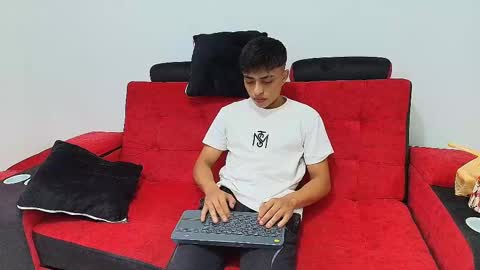 Snapshot of max_latin_ chatting on January 17, 2025, 11:17 am max_latin_ online show from January 17, 2025, 11:17 am