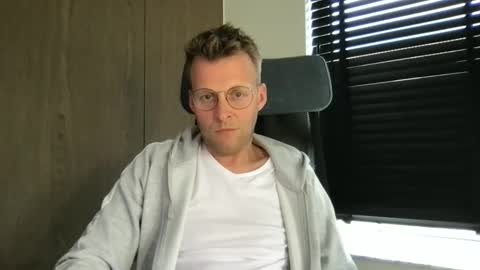 Max take off clothes online show from June 8, 2026, 1:11 pm