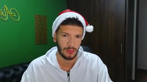 Snapshot of max_tayloor chatting on December 24, 2024, 1:17 pm Max Taylor online show from December 24, 2024, 1:17 pm