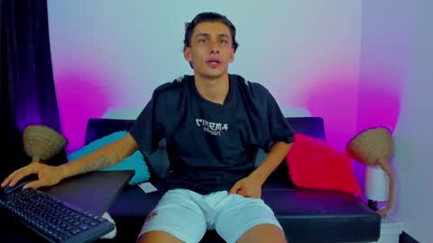 Snapshot of max_wild01 chatting on September 30, 2025, 1:43 am MAX online show from September 30, 2025, 1:43 am