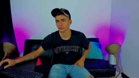 Snapshot of max_wild01 chatting on October 31, 2025, 1:28 am MAX online show from October 31, 2025, 1:28 am