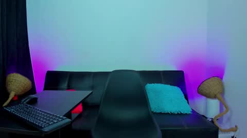 Snapshot of max_wild01 chatting on November 9, 2025, 6:17 pm MAX online show from November 9, 2025, 6:17 pm