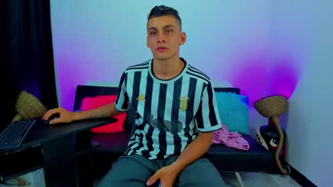 Snapshot of max_wild01 chatting on November 29, 2025, 4:48 am MAX online show from November 29, 2025, 4:48 am