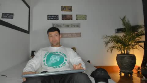 Snapshot of maxi_mux1 chatting on April 9, 2026, 10:37 pm MAXI online show from April 9, 2026, 10:37 pm