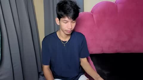 Snapshot of maxiebunny99 chatting on November 14, 2025, 11:13 pm Reyn online show from November 14, 2025, 11:13 pm