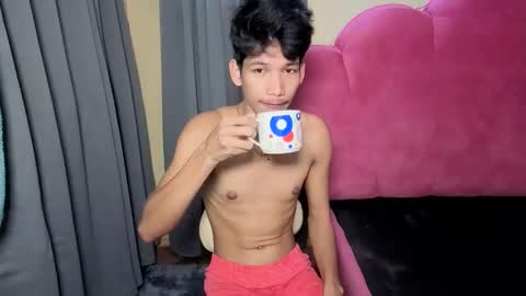 Snapshot of maxiebunny99 chatting on November 16, 2025, 10:59 pm Reyn online show from November 16, 2025, 10:59 pm