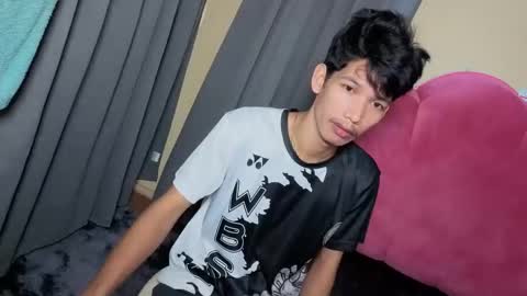 Snapshot of maxiebunny99 chatting on November 17, 2025, 10:26 pm Reyn online show from November 17, 2025, 10:26 pm