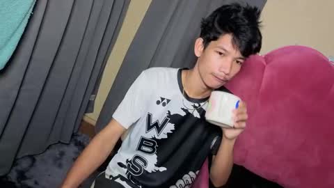 Snapshot of maxiebunny99 chatting on November 18, 2025, 10:14 pm Reyn online show from November 18, 2025, 10:14 pm