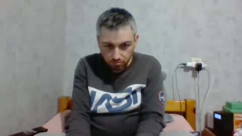 Snapshot of maximefrxx chatting on February 18, 2025, 8:36 pm Maxime online show from February 18, 2025, 8:36 pm