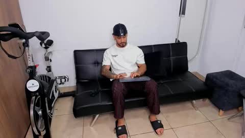 Snapshot of maximo004 chatting on November 25, 2025, 3:17 am Maximo online show from November 25, 2025, 3:17 am