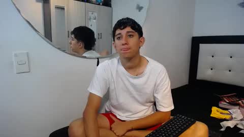 Snapshot of maximo_and_isa chatting on November 19, 2025, 4:01 am -- maximo and isa -- online show from November 19, 2025, 4:01 am