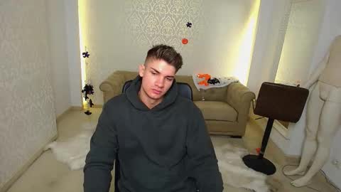 MaxKaiden online show from October 28, 2025, 5:44 am