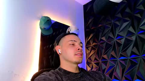 Snapshot of maxwell_dupont chatting on October 28, 2025, 3:04 pm MAX online show from October 28, 2025, 3:04 pm