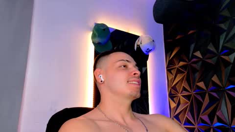 Snapshot of maxwell_dupont chatting on November 4, 2025, 9:58 pm MAX online show from November 4, 2025, 9:58 pm