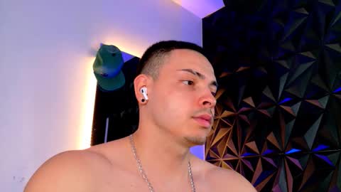 Snapshot of maxwell_dupont chatting on November 17, 2025, 12:05 am MAX online show from November 17, 2025, 12:05 am