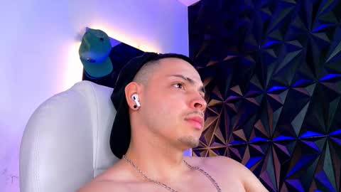 Snapshot of maxwell_dupont chatting on December 2, 2025, 9:32 pm MAX online show from December 2, 2025, 9:32 pm