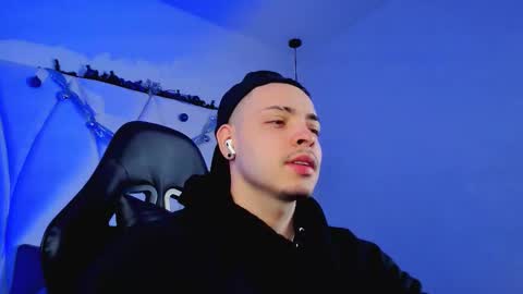 Snapshot of maxwell_dupont chatting on December 3, 2025, 12:03 pm MAX online show from December 3, 2025, 12:03 pm