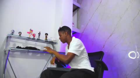 bunny black   online show from February 21, 2025, 1:33 am