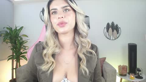 Snapshot of mayli_xx chatting on January 28, 2025, 4:50 am ALIS online show from January 28, 2025, 4:50 am