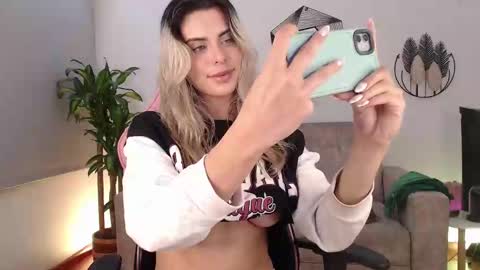 Snapshot of mayli_xx chatting on February 11, 2025, 4:33 am ALIS online show from February 11, 2025, 4:33 am