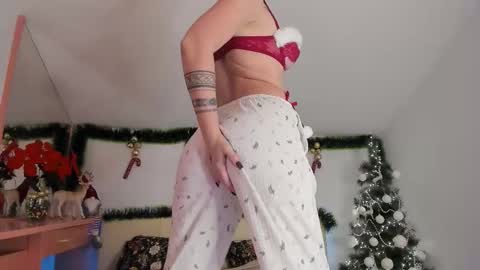 Snapshot of medea_allure chatting on December 17, 2025, 2:23 pm MEDEA online show from December 17, 2025, 2:23 pm