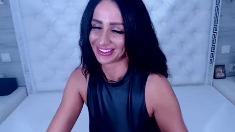 Snapshot of medeeabee chatting on November 21, 2025, 4:55 am Medeea Bee online show from November 21, 2025, 4:55 am