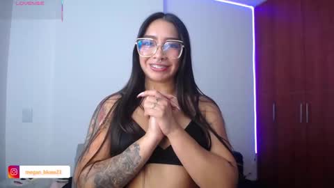 Snapshot of megan_bluee_ chatting on November 24, 2025, 5:56 pm Megan Bluee online show from November 24, 2025, 5:56 pm