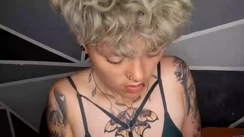 Snapshot of megan_coop3r_ chatting on February 14, 2026, 6:32 am Megan and sophi online show from February 14, 2026, 6:32 am