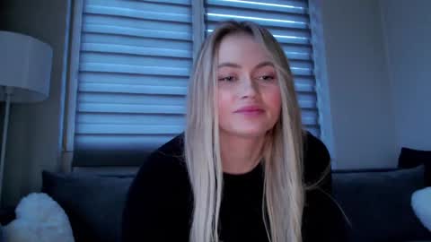 Snapshot of melani_a chatting on December 19, 2024, 1:07 pm Melania online show from December 19, 2024, 1:07 pm