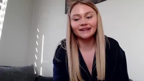 Snapshot of melani_a chatting on March 7, 2025, 12:23 pm Melania online show from March 7, 2025, 12:23 pm