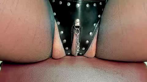 Snapshot of melania_browis chatting on October 19, 2025, 1:23 pm Melania online show from October 19, 2025, 1:23 pm