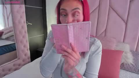 Snapshot of melanie_roux_ chatting on November 4, 2025, 12:04 pm Melanie roux online show from November 4, 2025, 12:04 pm