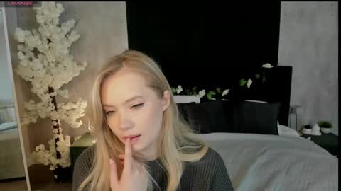 Melanie online show from December 14, 2025, 12:27 am