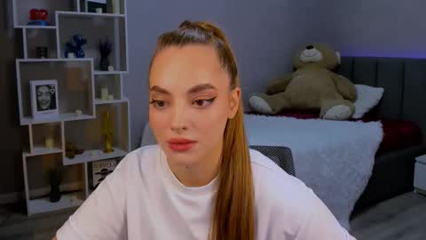 MelanieAlves online show from November 22, 2025, 1:21 pm