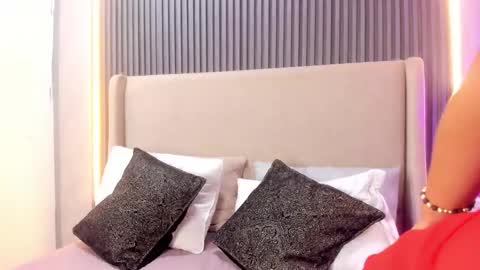 MelanieRoah online show from November 3, 2025, 1:01 pm